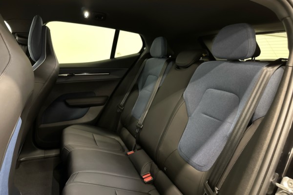 Esittelykuva VOLVO EX30 täyssähköautosta.