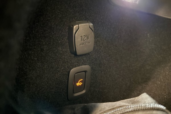 Esittelykuva VOLVO EX30 täyssähköautosta.