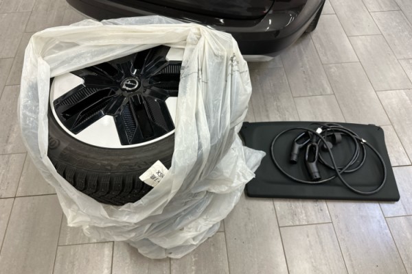Esittelykuva VOLVO EX30 täyssähköautosta.
