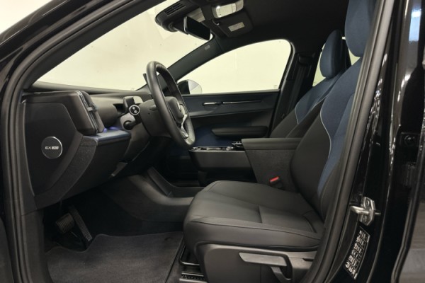 Esittelykuva VOLVO EX30 täyssähköautosta.