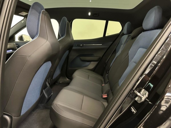 Esittelykuva VOLVO EX30 täyssähköautosta.
