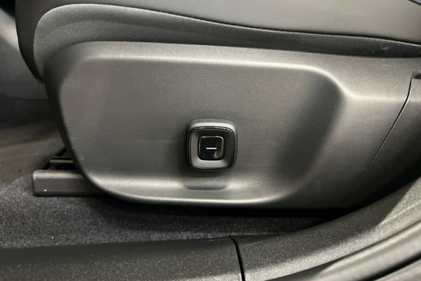 Esittelykuva VOLVO EX30 täyssähköautosta.