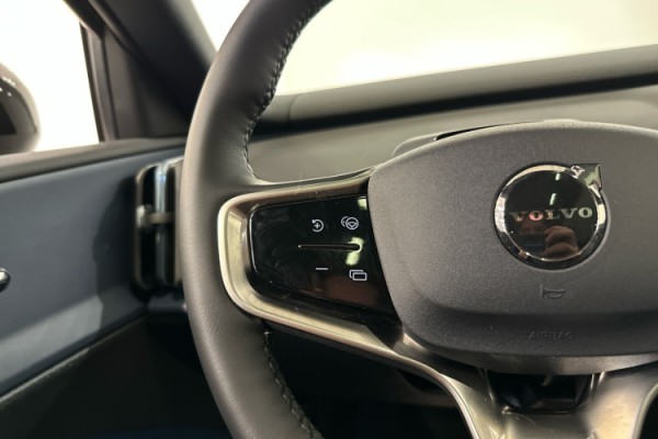 Esittelykuva VOLVO EX30 täyssähköautosta.