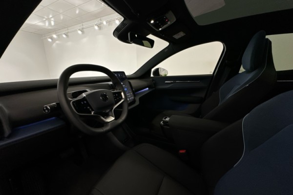 Esittelykuva VOLVO EX30 täyssähköautosta.
