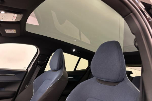 Esittelykuva VOLVO EX30 täyssähköautosta.