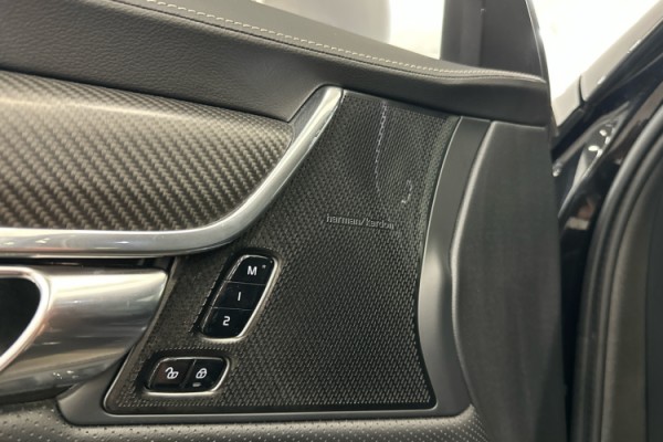 Esittelykuva VOLVO S90 lataushybridiautosta.