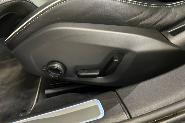 Esittelykuva VOLVO S90 lataushybridiautosta.
