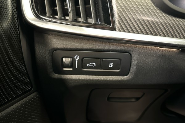 Esittelykuva VOLVO S90 lataushybridiautosta.