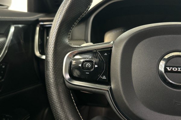 Esittelykuva VOLVO S90 lataushybridiautosta.