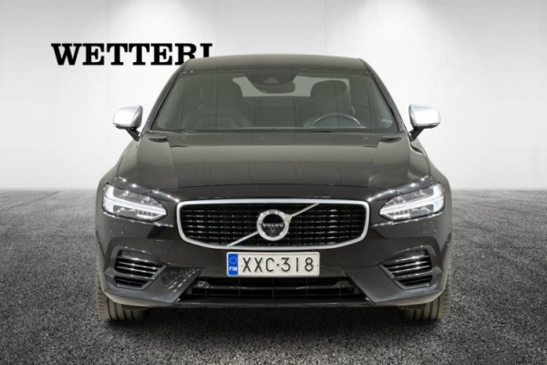 Esittelykuva VOLVO S90 lataushybridiautosta.