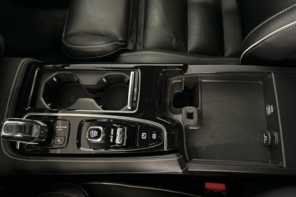 Esittelykuva VOLVO S90 lataushybridiautosta.