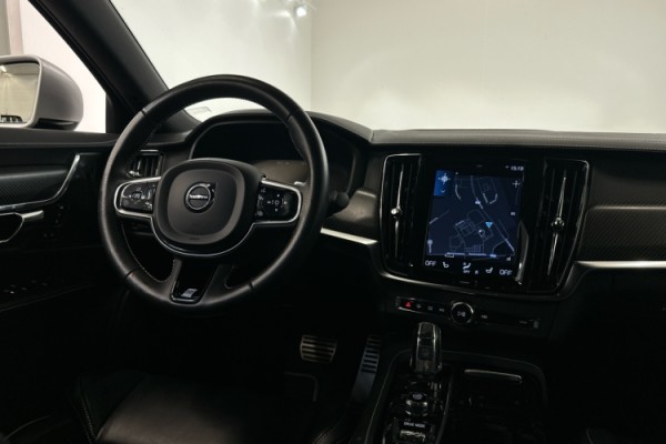 Esittelykuva VOLVO S90 lataushybridiautosta.