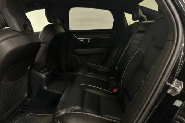 Esittelykuva VOLVO S90 lataushybridiautosta.