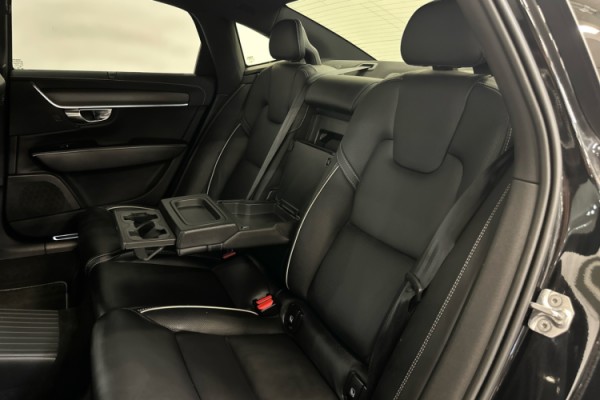 Esittelykuva VOLVO S90 lataushybridiautosta.