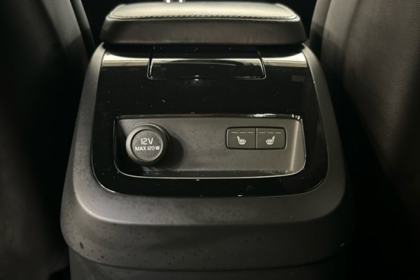 Esittelykuva VOLVO S90 lataushybridiautosta.