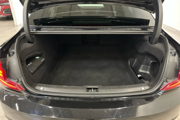 Esittelykuva VOLVO S90 lataushybridiautosta.