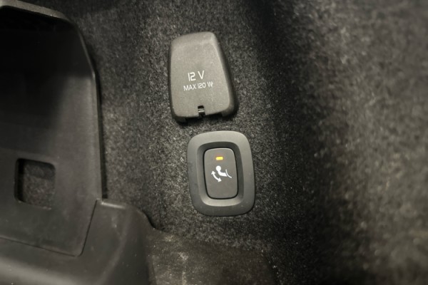 Esittelykuva VOLVO S90 lataushybridiautosta.