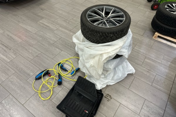 Esittelykuva VOLVO S90 lataushybridiautosta.