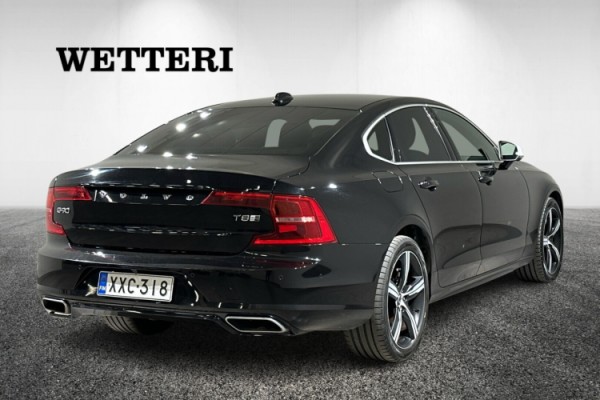 Esittelykuva VOLVO S90 lataushybridiautosta.