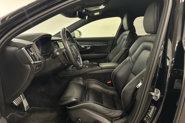 Esittelykuva VOLVO S90 lataushybridiautosta.