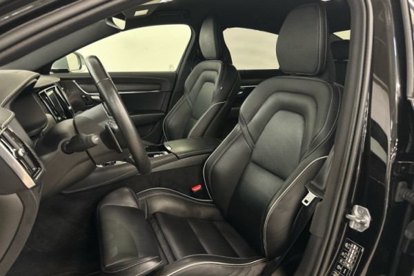 Esittelykuva VOLVO S90 lataushybridiautosta.