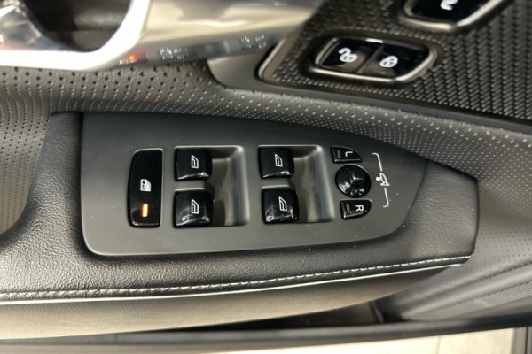Esittelykuva VOLVO S90 lataushybridiautosta.