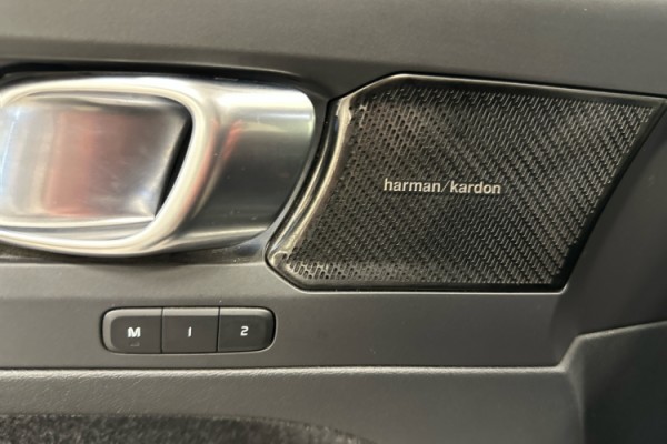 Esittelykuva VOLVO C40 täyssähköautosta.