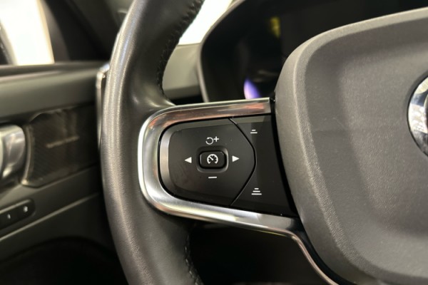 Esittelykuva VOLVO C40 täyssähköautosta.