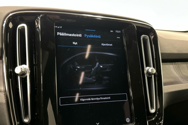 Esittelykuva VOLVO C40 täyssähköautosta.