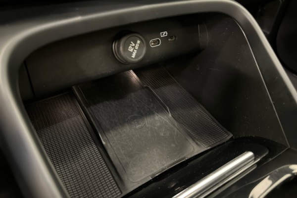 Esittelykuva VOLVO C40 täyssähköautosta.