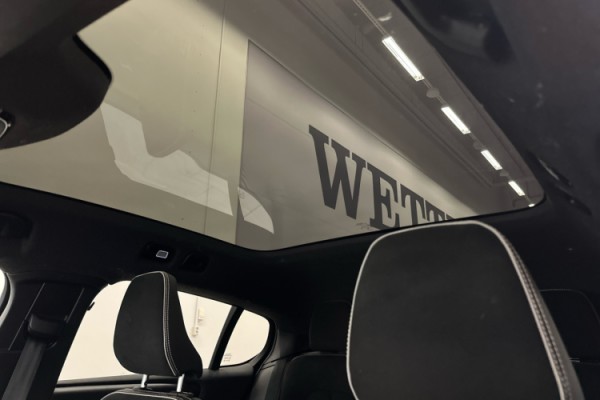 Esittelykuva VOLVO C40 täyssähköautosta.
