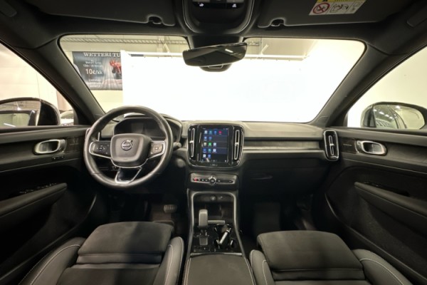 Esittelykuva VOLVO C40 täyssähköautosta.