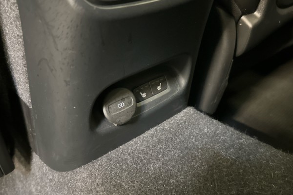 Esittelykuva VOLVO C40 täyssähköautosta.