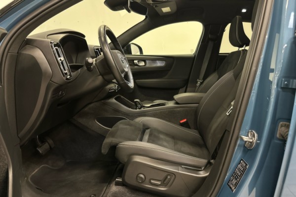Esittelykuva VOLVO C40 täyssähköautosta.