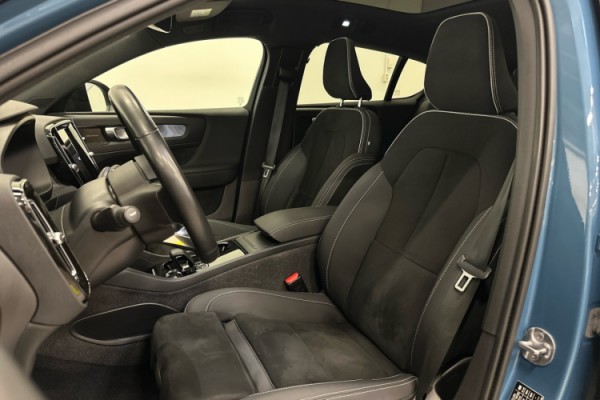 Esittelykuva VOLVO C40 täyssähköautosta.
