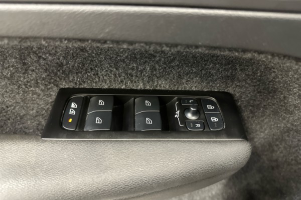 Esittelykuva VOLVO C40 täyssähköautosta.