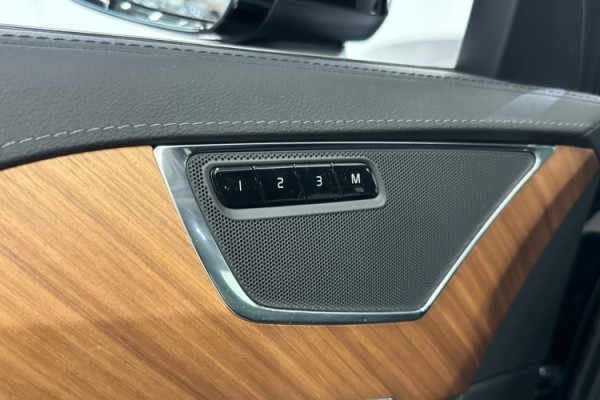 Esittelykuva VOLVO XC90 lataushybridiautosta.