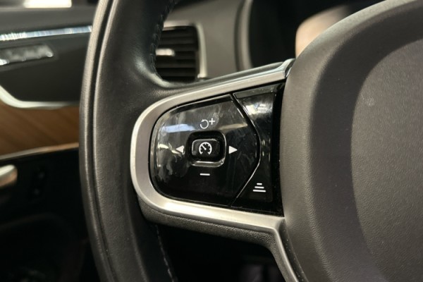Esittelykuva VOLVO XC90 lataushybridiautosta.