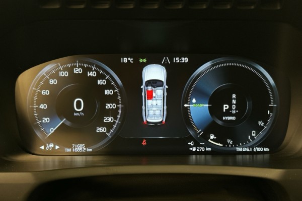 Esittelykuva VOLVO XC90 lataushybridiautosta.