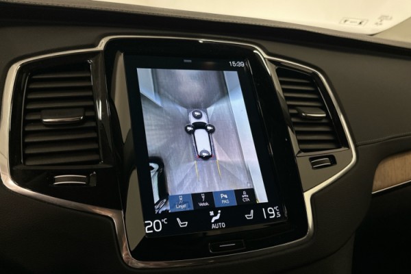 Esittelykuva VOLVO XC90 lataushybridiautosta.