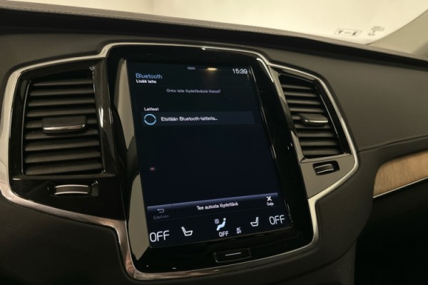 Esittelykuva VOLVO XC90 lataushybridiautosta.