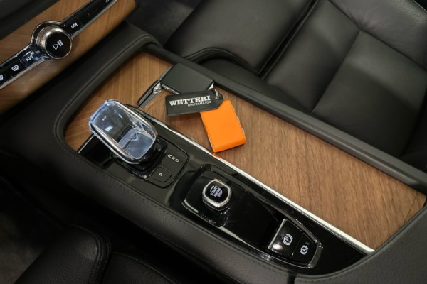 Esittelykuva VOLVO XC90 lataushybridiautosta.