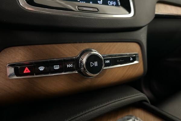Esittelykuva VOLVO XC90 lataushybridiautosta.