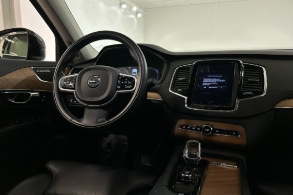 Esittelykuva VOLVO XC90 lataushybridiautosta.