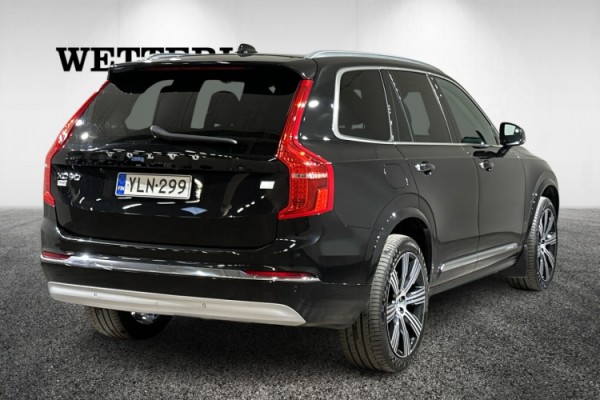 Esittelykuva VOLVO XC90 lataushybridiautosta.