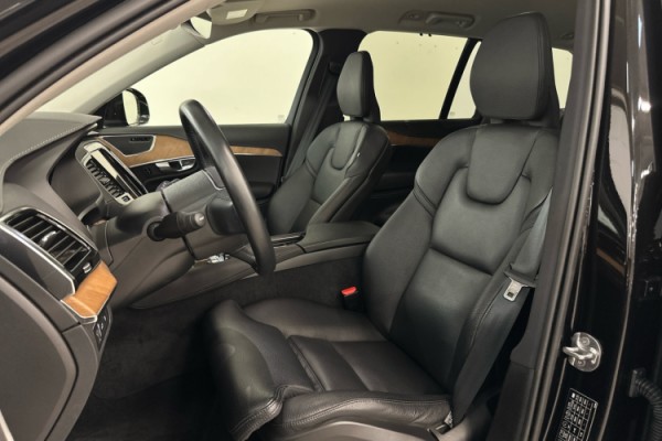 Esittelykuva VOLVO XC90 lataushybridiautosta.