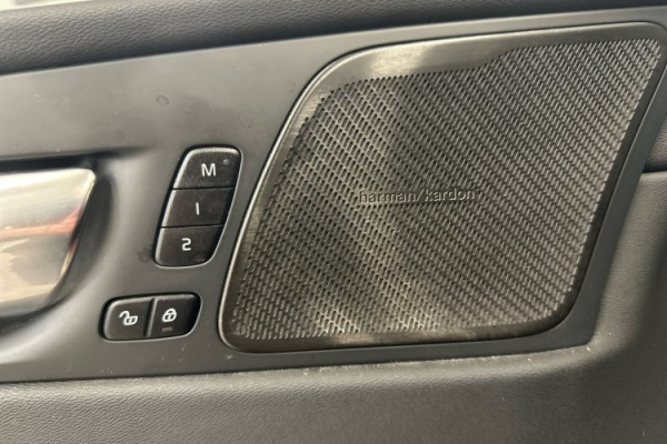 Esittelykuva VOLVO XC60 lataushybridiautosta.