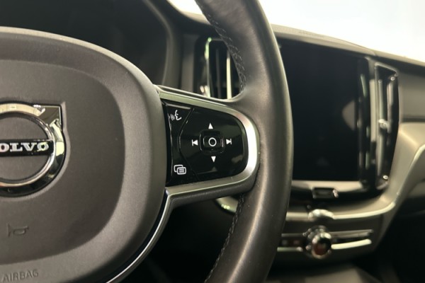 Esittelykuva VOLVO XC60 lataushybridiautosta.