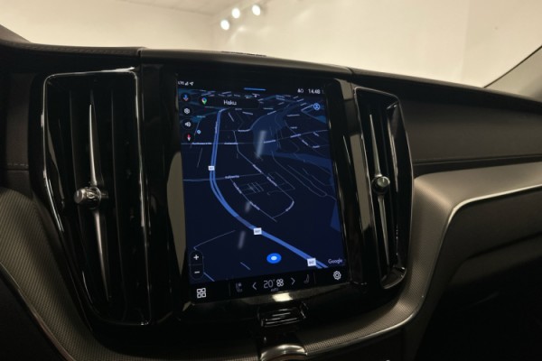 Esittelykuva VOLVO XC60 lataushybridiautosta.