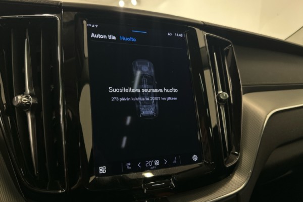 Esittelykuva VOLVO XC60 lataushybridiautosta.